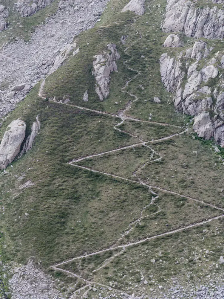 Chemin en Z serpentant dans la montagne