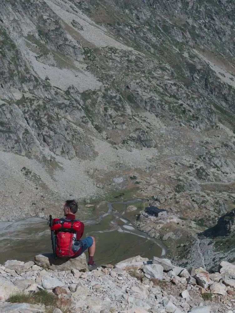 Refuge de Gaube Ossoue vu du col d'Arraillé. Le refuge est en contre bas dans vallée au pied du Vignemale