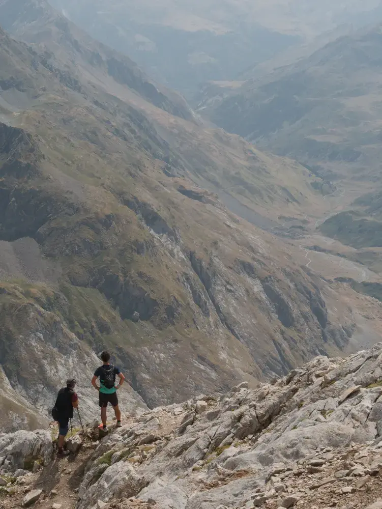 Montant sur le Petit Vignemale, nous apercevons la brèche de Roland au loin, et toute la vallée sous nos pieds