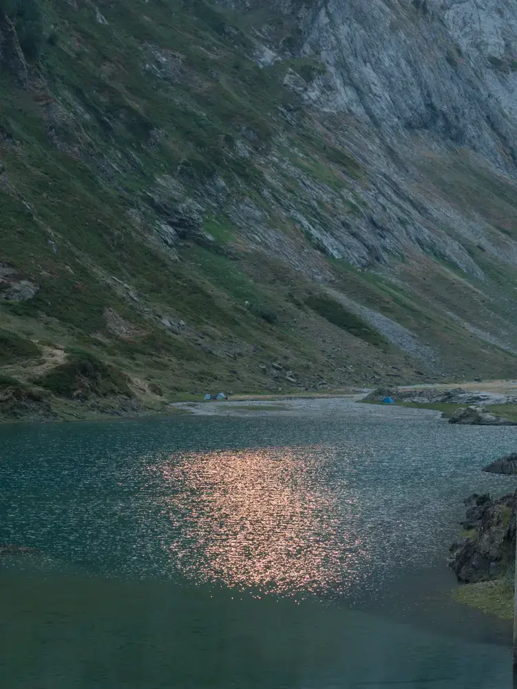 2 jours avant l'eclipse de soleil, le soleil rouge se reflète dans le lac du barrage d'Ossou