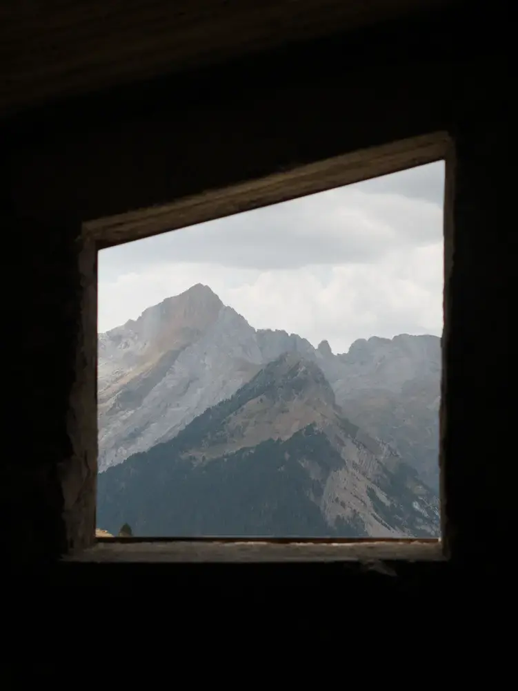 fenêtre sur monts