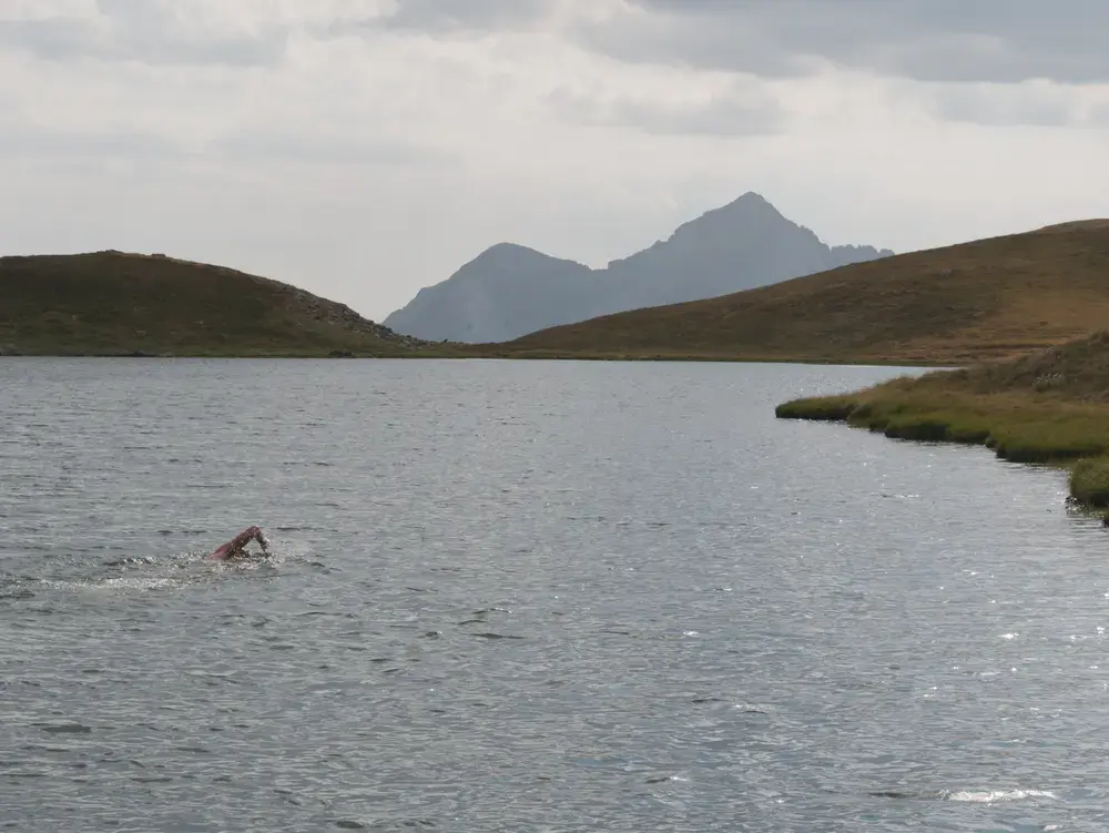 sans crème ni savon, baignade dans le lac à 2400m. Seul au monde