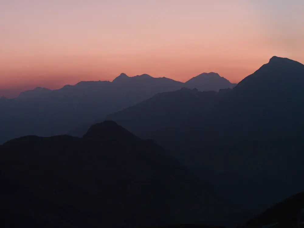 lever de soleil sur les montagnes pyrénéennes