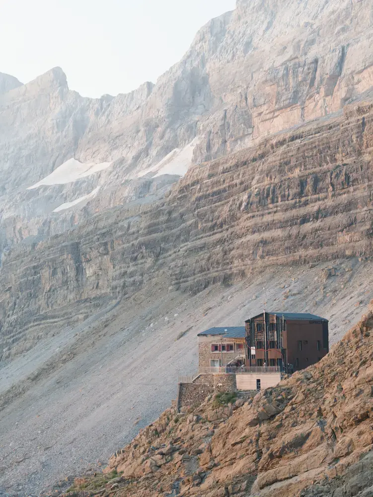 Refuge de la brèche de Roland après le col des Sarradets