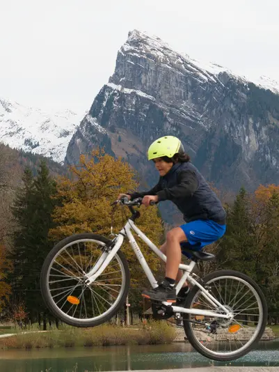 Camil saute avec son vélo en sortant du pumptrack de Morillon