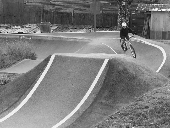 Camil dans le pumptrack à vélo
