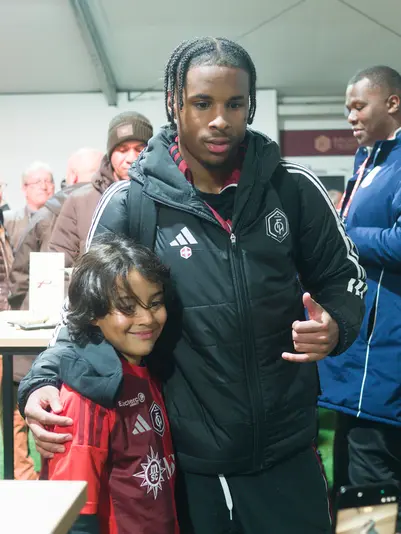 Camil prenant la pose avec le joueur de football Triston Rowe
