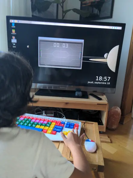 Mon fils joue à une jeu vidéo très rétro sur un raspberry PI - photo 3