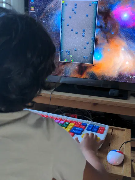 Mon fils joue à une jeu vidéo très rétro sur un raspberry PI - photo 1
