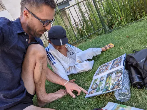 Mon fils et moi en train de lire dans l'herbe