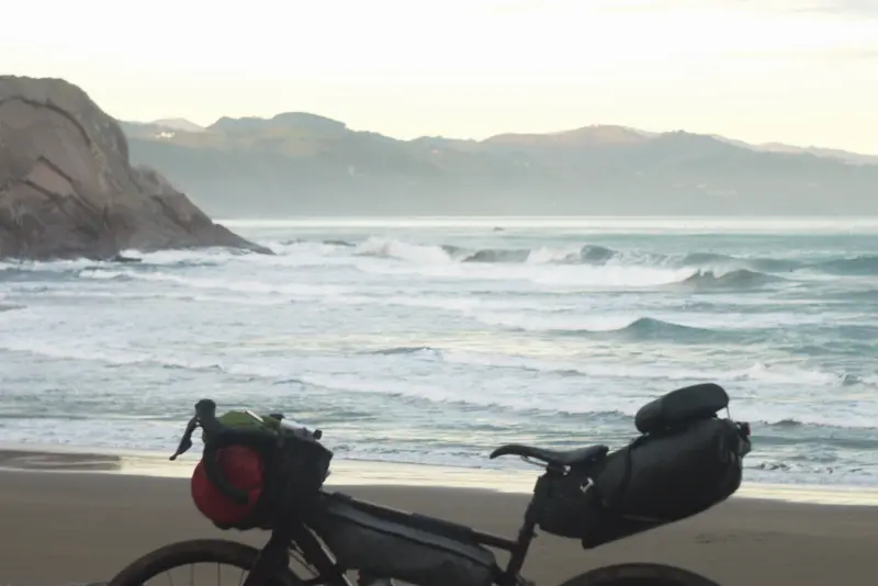 Vue sur mon vélo de randonnée sur un baie du Pays Basque espagnol