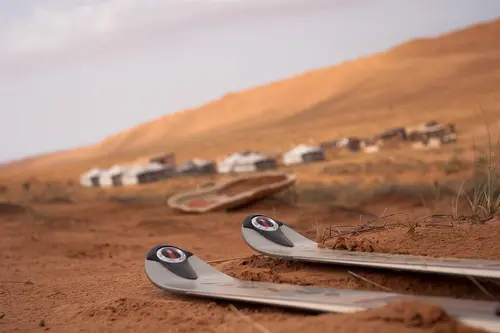 Ski sur les pentes de sables rouges d'Oman