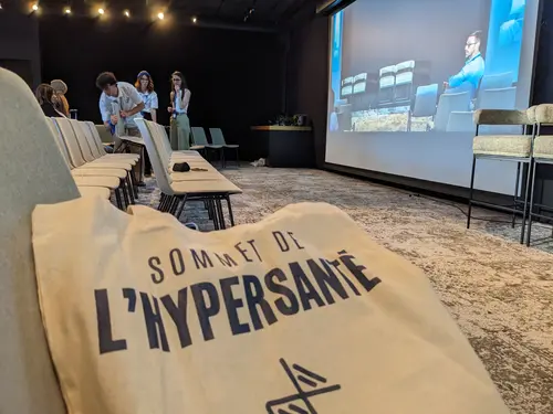 Vue sur la grande salle de conférence