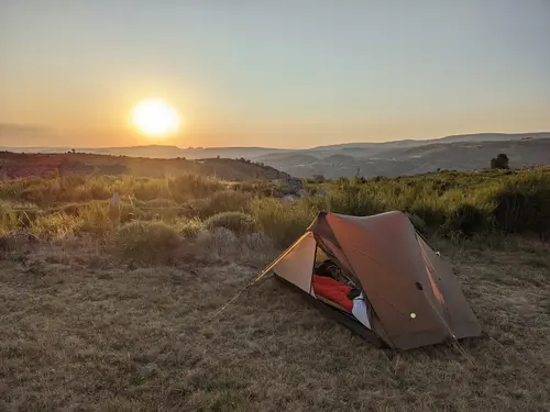 Ma tente sur un plateau dans les Cevennes au soleil couchant