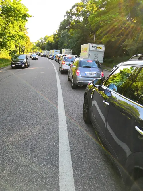 Vue d'une bouchon de voiture depuis le guidon de mon vélo