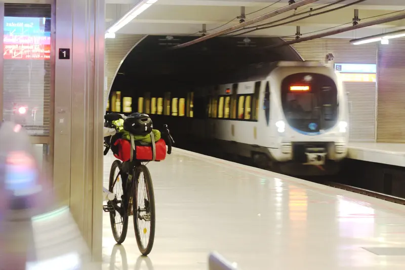Vue sur mon vélo dans la gare de Bilbao lors de mon retour vers Paris