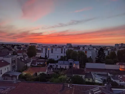 Ciel du soleil couchant rose rouge violet, embrasé