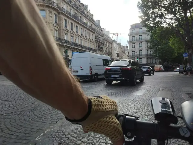 Vue de mon guidon en velotaf dans Paris