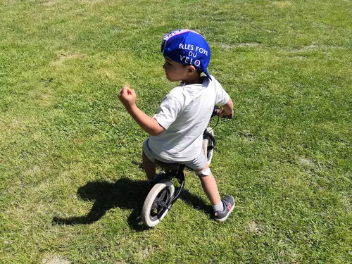 Camil, mon fils, sur une draisienne