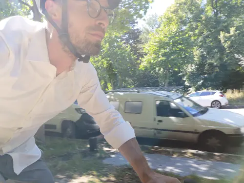 Moi en selfie à vélo en ville