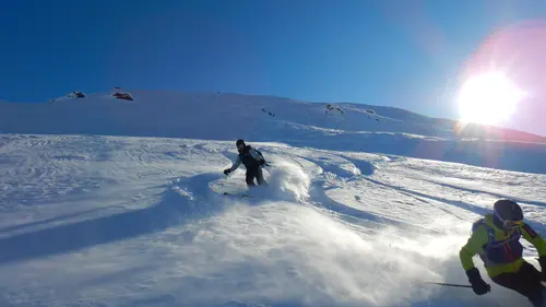 Une magnifique descente à ski sur des pentes vierges après une montée unique à ski de randonnée