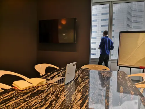 Je suis dans un bureau partagé chez Kwerk alors que je travaille sur le lancement de Fausse Route