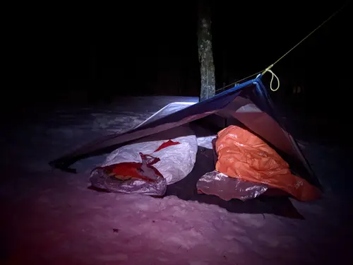 Bivouac hivernal avec un tarp dans la neige