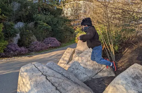 Mon fils faisant le ninja sautant de roche en roche - Photo Geoffrey Arduini