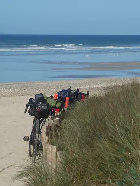 Vélo appuyé sur les clôtures de la plage