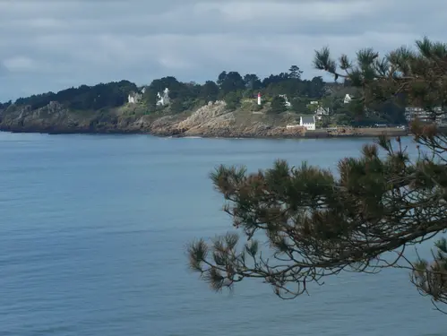 Baie bretonne avec les maisons dans le rayon de soleil