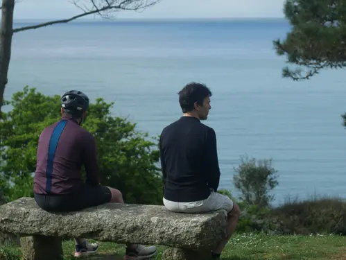 Deux amis regardent l'horizon de l'océan atlantique en Bretagne Sud