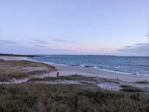 Plage bretonne le soir avec une lumière rose