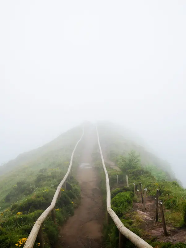 Vue dans la brume depuis le Miradoura da Boca do inferno sur l'île de San Miguel dans l'archipel des Açores