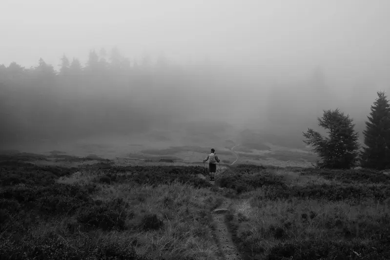 Photo de Ludovic dans la brume du Vercors en noir et blanc