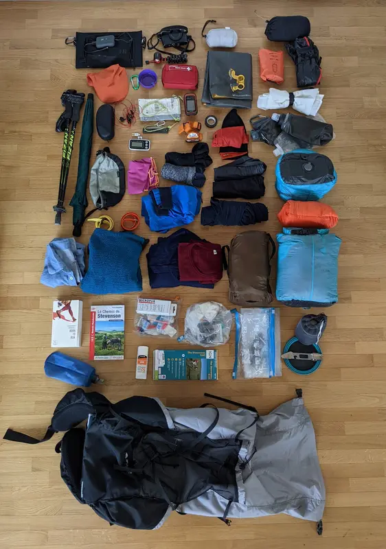 Matériel de randonnée étalé au sol pour une vue globale
