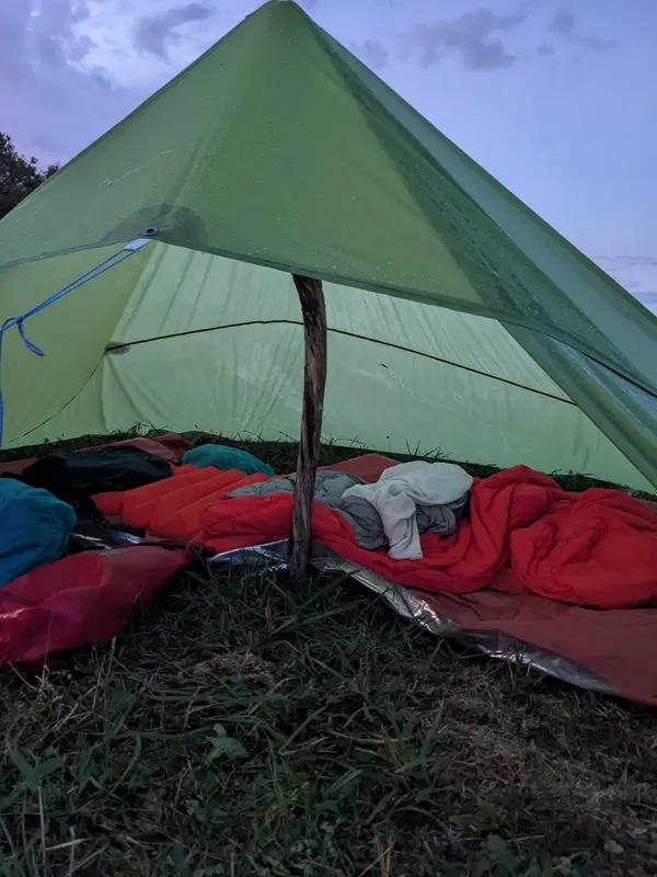 Vue sous un tarp avec une installation minimale
