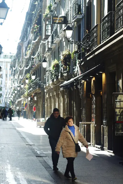 Une rue de San Sebastian avec un rayon de lumière sur une femme qui marche