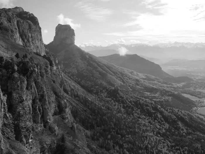 Photo noir et blanc de la vallée du Vercors du coté du mont Aiguille