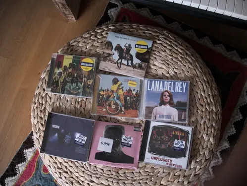 Six compact disc présentés