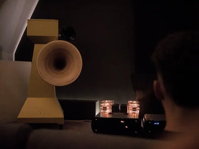 salle d'écoute avec ampli et enceintes incroyable