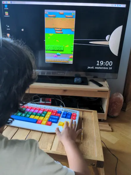 Mon fils joue à une jeu vidéo très rétro sur un raspberry PI - photo 2