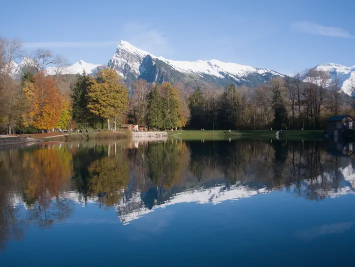 Le lac bleu de Morillon avec la vue du Criou en fond