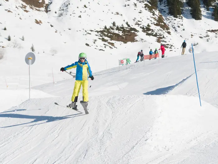 Camil lors d'un saut sur les bosses du snowpark