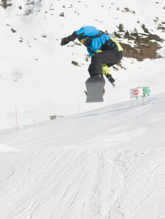 Marcus lors d'un saut en snowboard