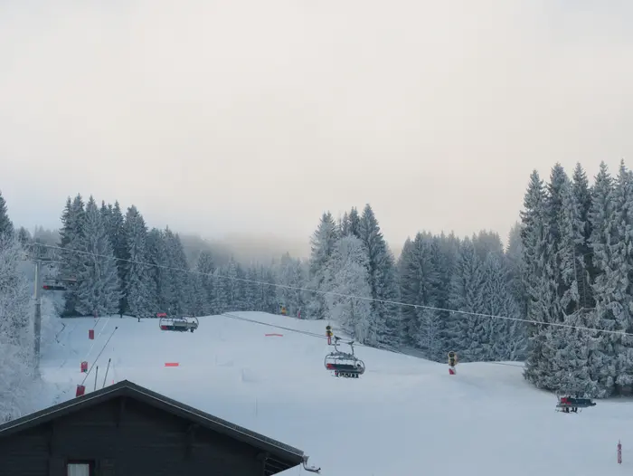 Vue de jour des pistes avec un ciel brumeux mais les pistes dégagées